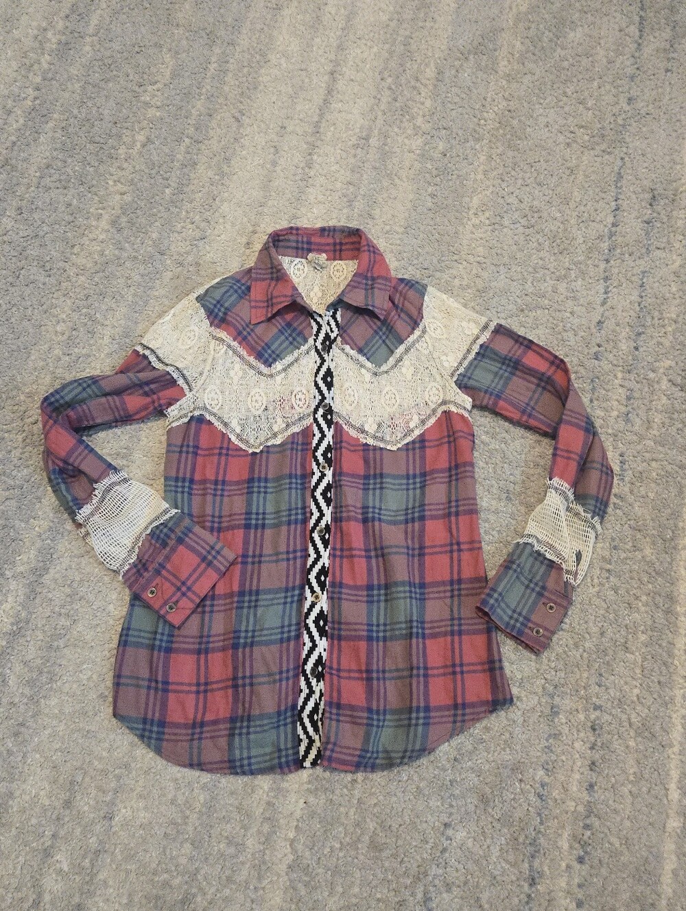 Gimmicks by BKE Plaid Flannel Lace Trim Western Shirt Women's Small Boho Crochet